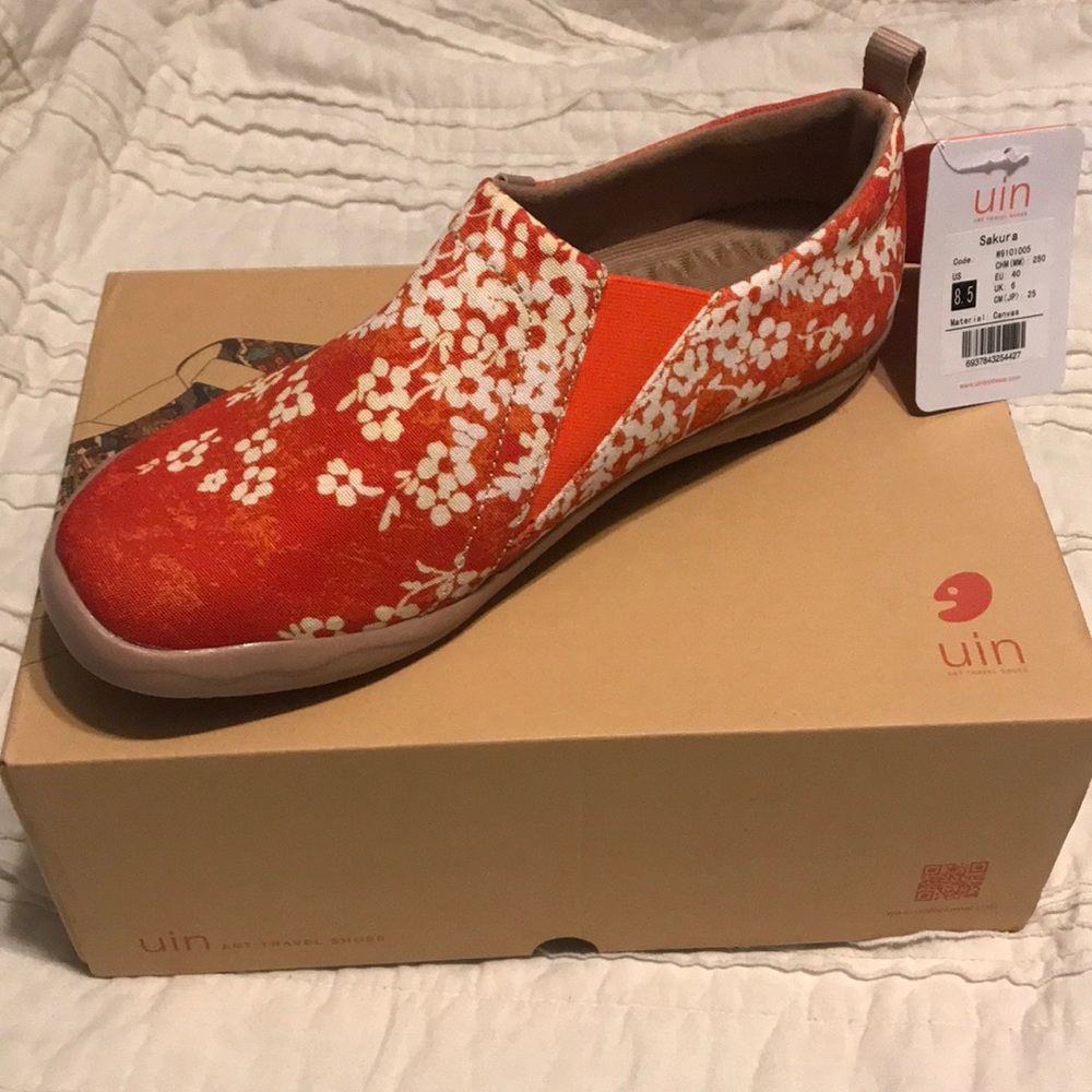 UIN Art Travel Shoes NWT